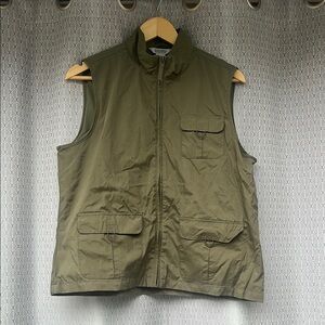 Northern Reflections Green Utility Vest for Outdoor Adventures